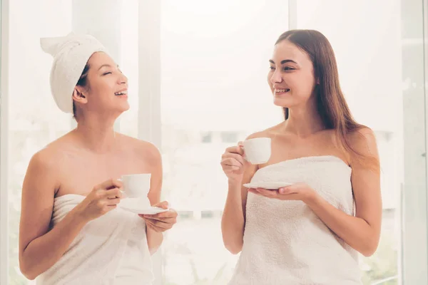 Dos Mujeres Que Beben Bebidas Hierbas Mientras Conversan Spa Lujo — Foto de Stock