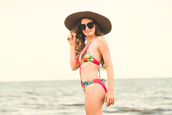 Felice Giovane Donna Che Indossa Costume Bagno Divertirsi Sulla Spiaggia — Foto Stock