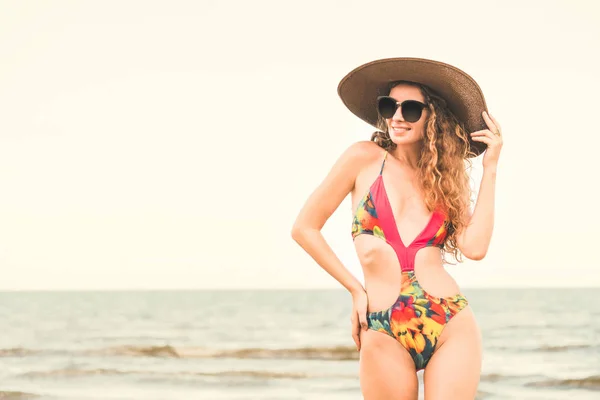 Mujer Joven Feliz Con Traje Baño Que Pasa Buen Rato — Foto de Stock