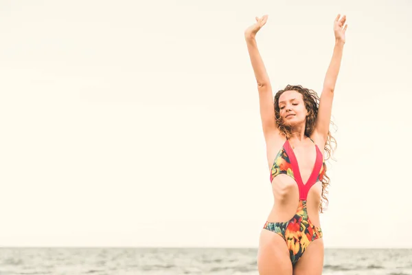 Mujer Joven Feliz Con Traje Baño Que Pasa Buen Rato — Foto de Stock