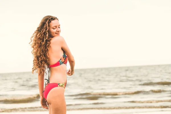 Felice Giovane Donna Che Indossa Costume Bagno Divertirsi Sulla Spiaggia — Foto Stock