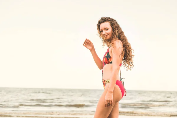 Lykkelig Ung Kvinne Badedrakt Som Koser Seg Tropisk Strand Sommeren – stockfoto