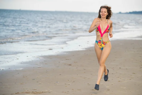 Atractiva Corredora Mujer Corre Playa Arena Tropical Verano Estilo Vida — Foto de Stock
