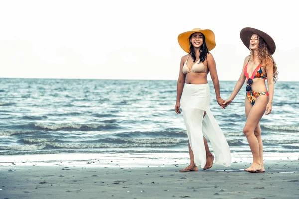 Bikinili mutlu kadın birlikte yaz tatil tropikal kum plaj güneşlenme gitmek. Seyahat yaşam tarzı.