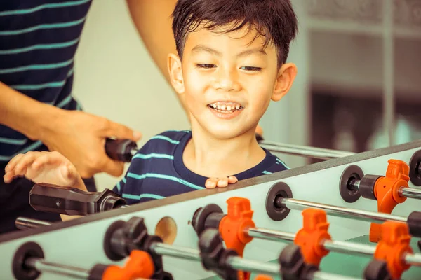 Mutlu çocuk Aile, babam ve annem Foosball Tablo futbol oynamak.