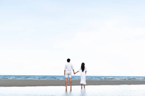 Glückliches Paar Auf Hochzeitsreise Tropischen Sandstrand Sommer — Stockfoto