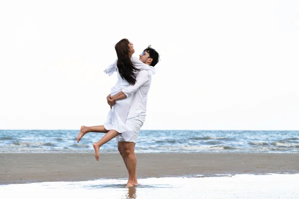 Happy Couple Going Honeymoon Travel Tropical Sand Beach Summer — Stock Photo, Image