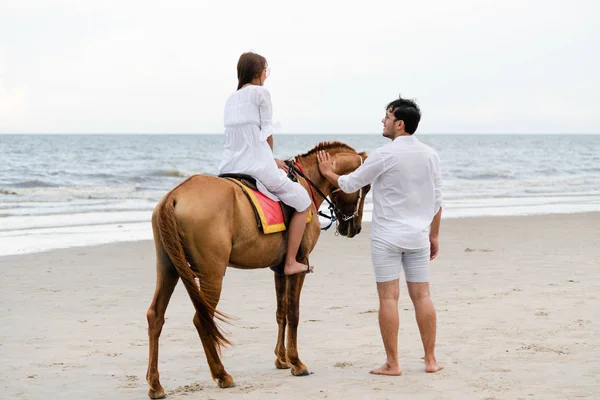 Young Couple Goes Honeymoon Horse Riding Beach Summer Vacation — Stock Photo, Image