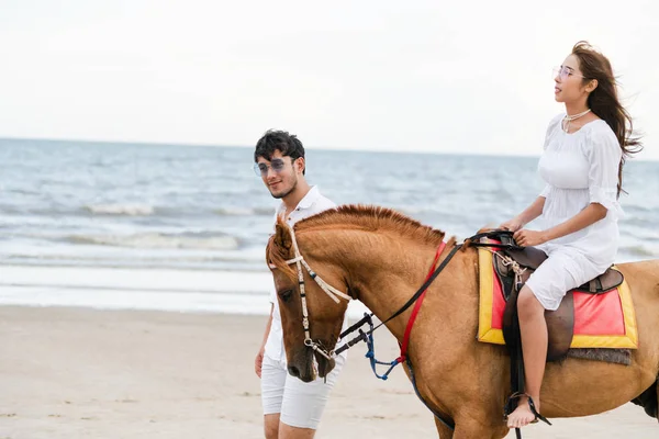 Young Couple Goes Honeymoon Horse Riding Beach Summer Vacation — Stock Photo, Image