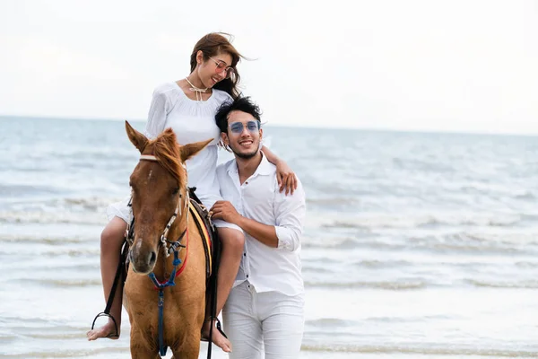 Jovem Casal Vai Lua Mel Cavalo Montando Praia Férias Verão — Fotografia de Stock