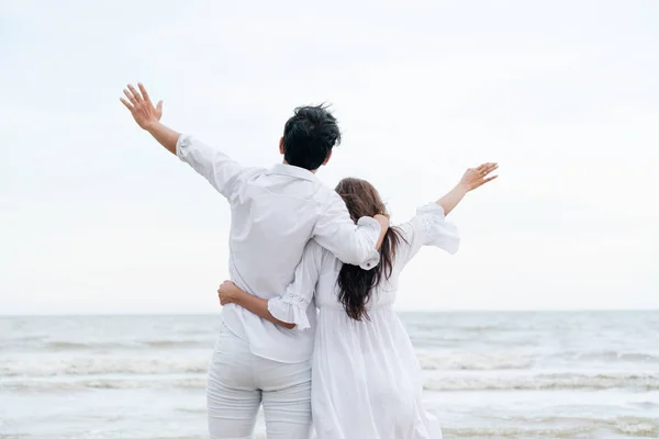 Glückliches Paar Auf Hochzeitsreise Tropischen Sandstrand Sommer — Stockfoto