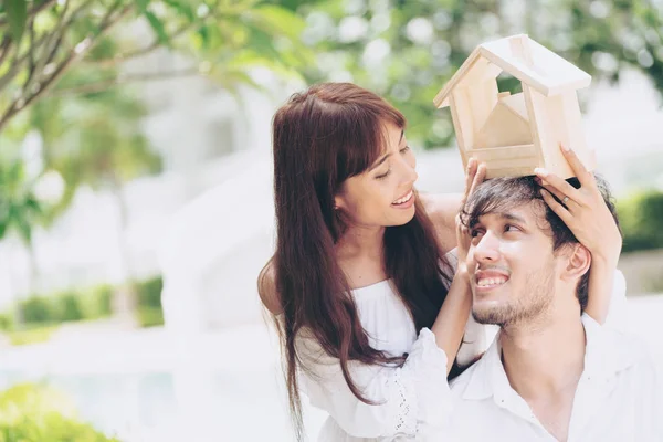 Pareja Joven Planeando Comprar Una Casa Tener Una Vida Feliz — Foto de Stock