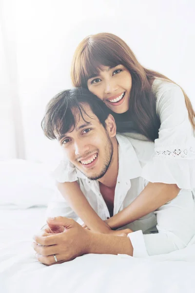 Jovem Casal Feliz Relaxando Quarto Casa Depois Acordar Manhã — Fotografia de Stock