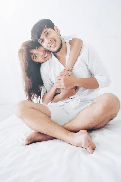 Jovem Casal Feliz Relaxando Quarto Casa Depois Acordar Manhã — Fotografia de Stock