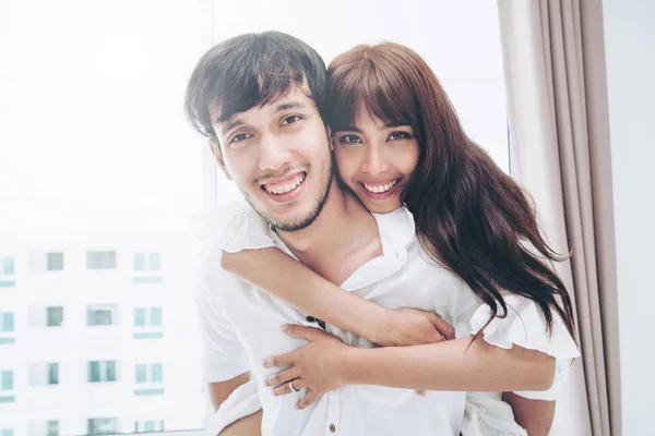 Jovem Casal Feliz Relaxando Quarto Casa Depois Acordar Manhã — Fotografia de Stock