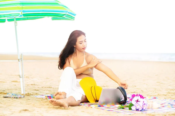 Grootte Jonge Vrouw Zittend Tropische Zand Strand Zomer Vakantie Reizen — Stockfoto