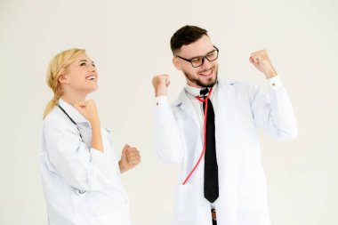 Mutlu başarılı doktor ile hasta tedavi başarısı için duran başka bir doktor hastane office zafer kutluyor.
