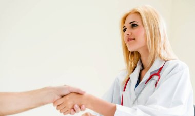 Kadın doktor hastane office odasında erkek hasta ile karşılıklı yapıyor. Sağlık ve Medikal hizmet meslekleri.