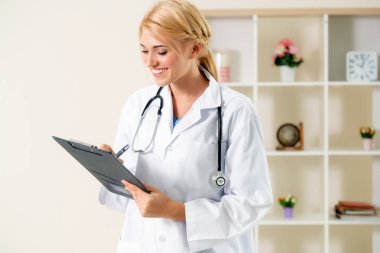 Genç kadın doktor hastane ofisinde çalışıyor. Tıbbi ve sağlık kavramı.