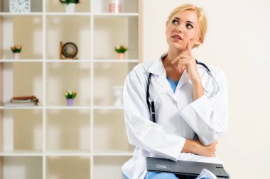 Genç kadın doktor hastane ofisinde çalışıyor. Tıbbi ve sağlık kavramı.