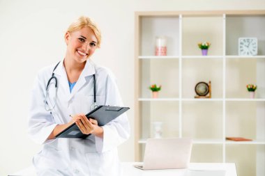 Genç kadın doktor hastane ofisinde çalışıyor. Tıbbi ve sağlık kavramı.