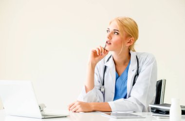 Kadın doktor hastane veya Sağlık Enstitüsü tıbbi rapor ofis masası, çalışma.