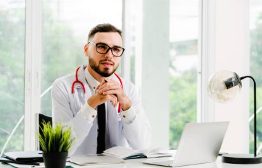 Doktor hastanede Ofis masaları, dizüstü bilgisayar üzerinde çalışıyor. Tıbbi ve sağlık kavramı.