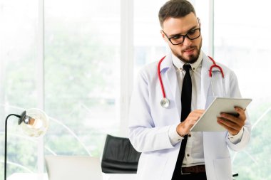 Doktor ofisinde hastanede tablet bilgisayarda çalışma. Tıbbi ve sağlık kavramı.