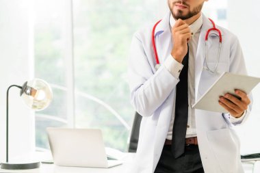 Doktor ofisinde hastanede tablet bilgisayarda çalışma. Tıbbi ve sağlık kavramı.