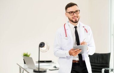 Doktor ofisinde hastanede tablet bilgisayarda çalışma. Tıbbi ve sağlık kavramı.