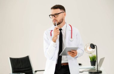 Doktor ofisinde hastanede tablet bilgisayarda çalışma. Tıbbi ve sağlık kavramı.