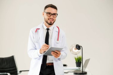 Doktor ofisinde hastanede tablet bilgisayarda çalışma. Tıbbi ve sağlık kavramı.