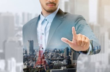 Çift Pozlama iş adamı boş kopya alanı metni modern iş binası ve cityscape arka planda olan işaret. Dijital yenilik ve teknoloji bozulma kavramı.