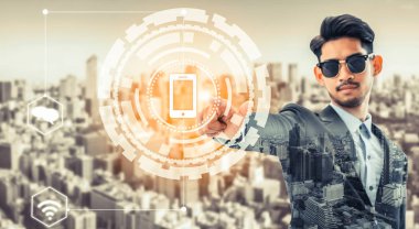 Internet teknoloji ve iletişim kavramı. Bilgisayar aygıtı bağlantı simgeleri modern şehir arka plan ile gösteren işadamı.