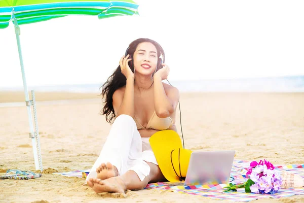 Grootte Jonge Vrouw Zittend Tropische Zand Strand Zomer Vakantie Reizen — Stockfoto