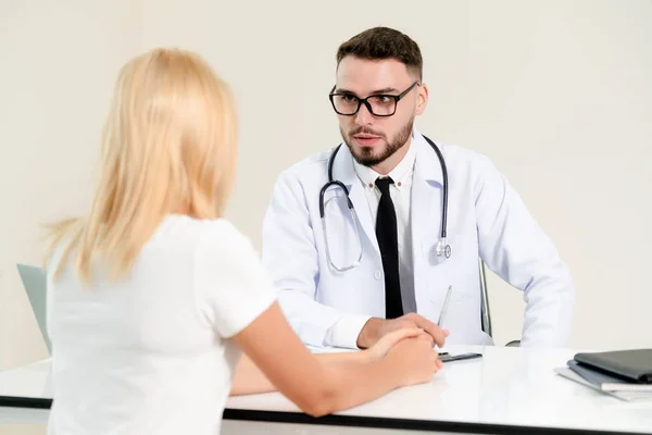 Médico Está Hablando Con Una Paciente Consultorio Del Hospital Asistencia — Foto de Stock