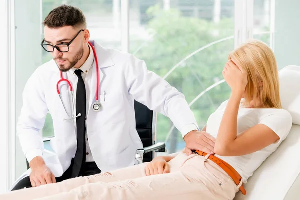 Médico Masculino Está Hablando Examinando Una Paciente Consultorio Del Hospital — Foto de Stock