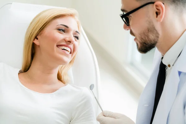 Young Handsome Dentist Talks Happy Woman Patient Sitting Dentist Chair — Stock Photo, Image