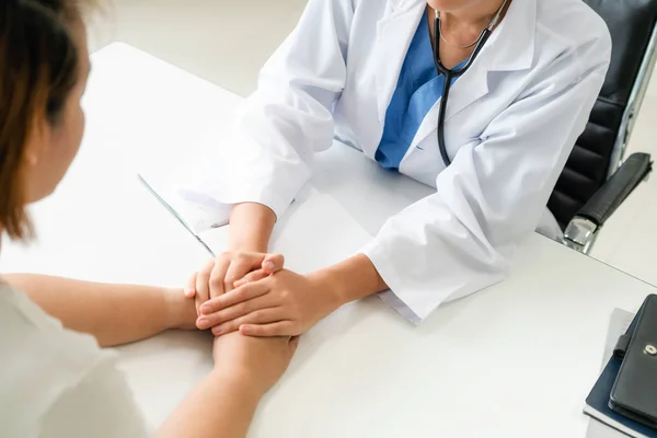 Femme Médecin Tient Patient Patient Main Dans Chambre Bureau Hôpital — Photo