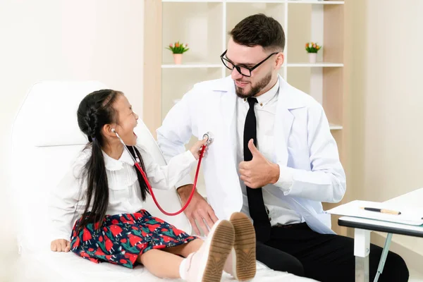 Niño Pequeño Visita Médico Oficina Del Hospital Niño Feliz Tiene — Foto de Stock