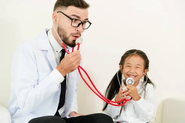 Little Kid Visit Doctor Hospital Office Kid Happy Afraid Doctor — Stock Photo, Image