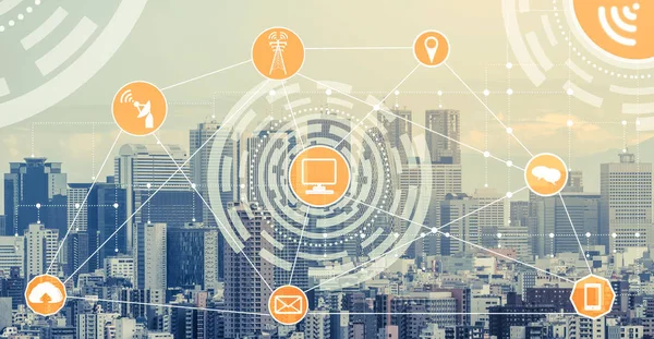 Akıllı şehir kablosuz iletişim ağı Internet şeyler (çok) ve bilgi iletişim teknolojisi (ICT) modern şehir binaları içinde belgili tanımlık geçmiş karşı grafik gösteren kavramı ile.