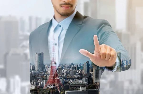 Çift Pozlama iş adamı boş kopya alanı metni modern iş binası ve cityscape arka planda olan işaret. Dijital yenilik ve teknoloji bozulma kavramı.