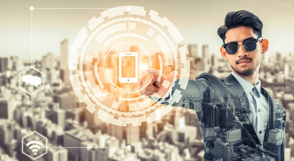 Internet teknoloji ve iletişim kavramı. Bilgisayar aygıtı bağlantı simgeleri modern şehir arka plan ile gösteren işadamı.