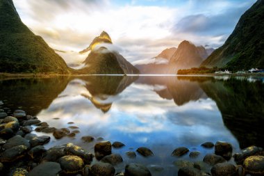 Güzel gündoğumu Milford ses, Yeni Zelanda. -Gönye tepedir Milford ses Fiordland Milli Parkı'nda, ikonik Simgesel Yapı South Island, Yeni Zelanda.
