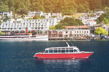 Queenstown lakefront şehir merkezine göl Wakapitu ateş Queenstown ünlü Gölü, tekne turları, ve Turizm, su sporları merkezi South Island, Yeni Zelanda.