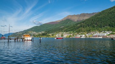 Queenstown lakefront şehir merkezine göl Wakapitu ateş Queenstown ünlü Gölü, tekne turları, ve Turizm, su sporları merkezi South Island, Yeni Zelanda.