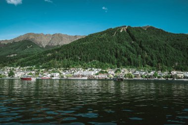 Queenstown lakefront şehir merkezine göl Wakapitu ateş Queenstown ünlü Gölü, tekne turları, ve Turizm, su sporları merkezi South Island, Yeni Zelanda.