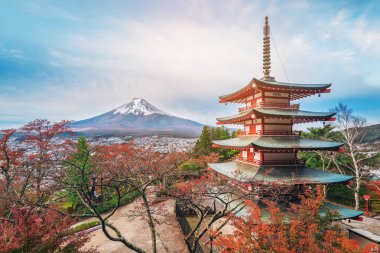 Fuji Dağı ve Chureito Pagoda adlı gündoğumu Güz, Japonya. Pagoda Arakura Sengen nerede turist panoramik görünümünden, bir Fuji Dağı'nın en ünlü görünümünün Mt Fuji görebilirsiniz tapınak mevcuttur.