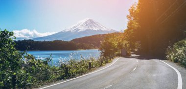 MT Fuji Gölü Kawaguchiko Japonya ve Otoban yol tarafındaki. Yol yolculuk seyahat ve Turizm Japonya.